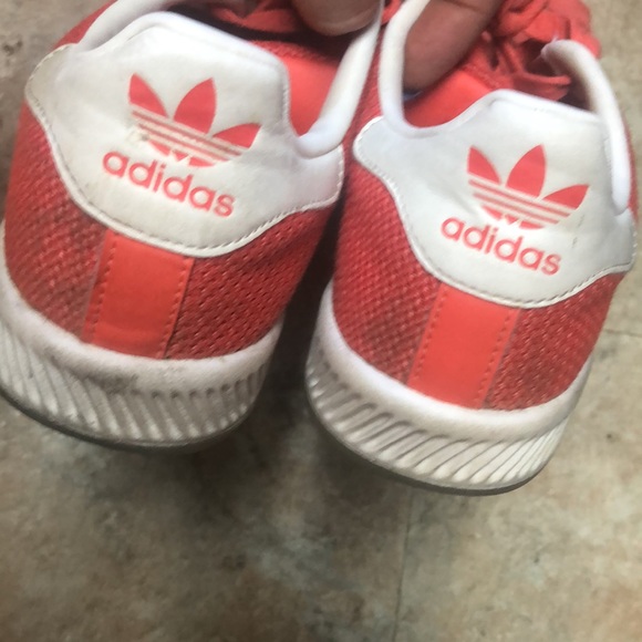 Girl’s Tweens Jrs sz 4 Coral Color Adidas shoes euc - Picture 3 of 11